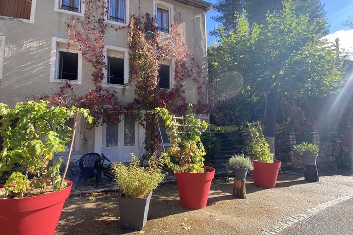 Appartement confort 1er étage en face des thermes dans belle maison de village au coeur de l'Ardèche